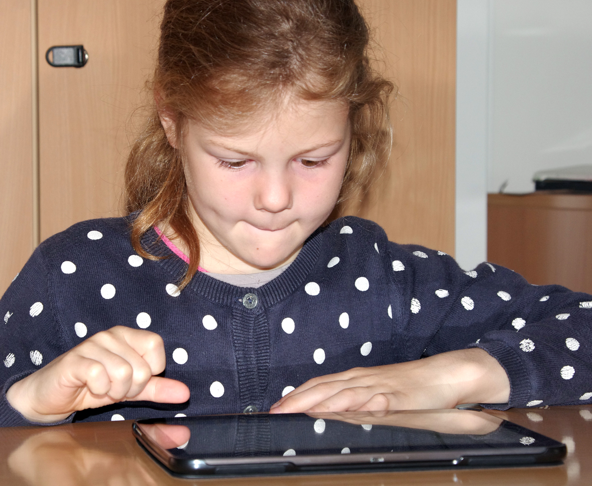 Schülerin am Tablet
