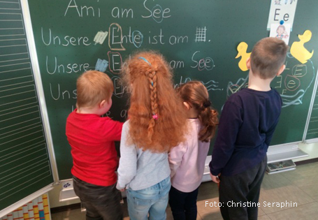Schüler und Schülerinnen Deutschunterricht Tafel
