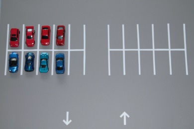 Parkplatz_Addition Parkplatz, Autos, 4 rote und 4 blaue