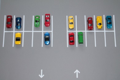 Parkplatz_Autos_unsortiert Parkplatz, Autos unsortiert