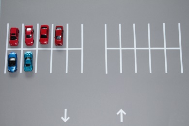 Parkplatz_Konstanz_der_Summe_I Parkplatz, Autos, 4 rote und 2 blaue