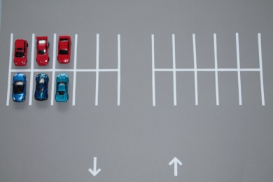 Parkplatz_Subtraktion Parkplatz, Autos, 3 rote und 3 blaue