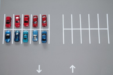 Parkplatz_Verdoppeln Parkplatz, Autos, 5 rote und 5 blaue