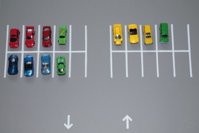 Parkplatz_weitere Autos Parkplatz, Autos, 3 rote, 3 gelbe, 3 blaue und 3 grüne
