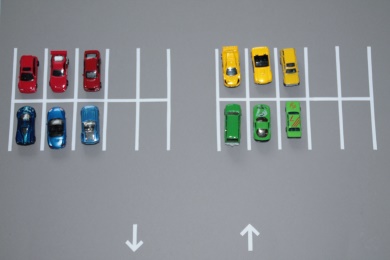 Parkplatz_wiederholte_Addition Parkplatz, Autos, 3 rote, 3 gelbe, 3 blaue und 3 grüne