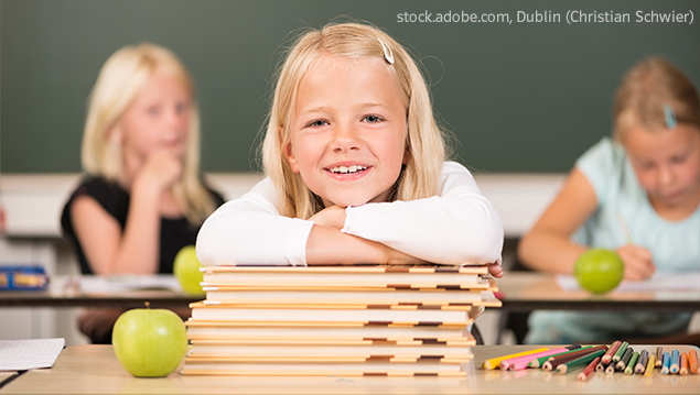 Grundschul-Blog_Grundschuljahr_WelttagBuch_Maedchen_Buecher_RO-!T2L4 Mädchen lehnt auf Bücherstapel