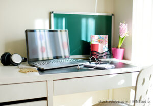 Grundschulblog_Unterrichten_LernenzH_Teil2_Zimmer_RO-FASU Zimmer mit Schreibtisch und Laptop