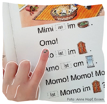 Finger auf Buchstaben