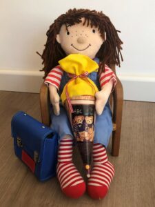 Grundschulblog_unterrichten_deutsch_frohes_lernen_Mimi mit Schultüte Mimi mit Schultüte