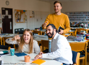 Grundschul-Blog-Lehrkraefte-lachen-Lehrerzimmer-A7R02449 Lehrkräfte lachen im Lehrerzimmer