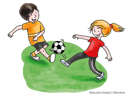 Junge spielt mit Mädchen Fußball