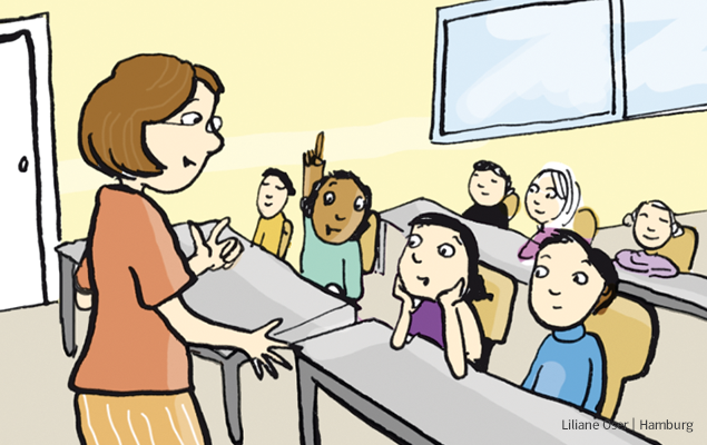 Lehrerin im Klassenzimmer vor Schülern und Schülerinnen