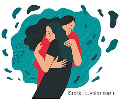 zwei Frauen umarmen sich