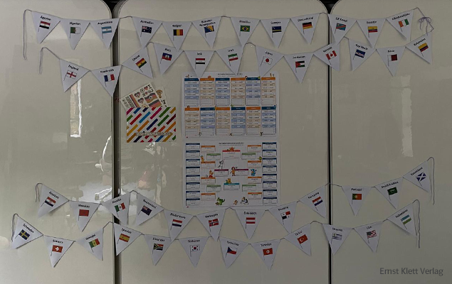 Bild der Wimpelkette, dem Spielplan der Fußball-WM 2026 an einem Whiteboard