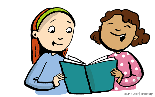 Zwei Mädchen lesen in einem Buch und lachen