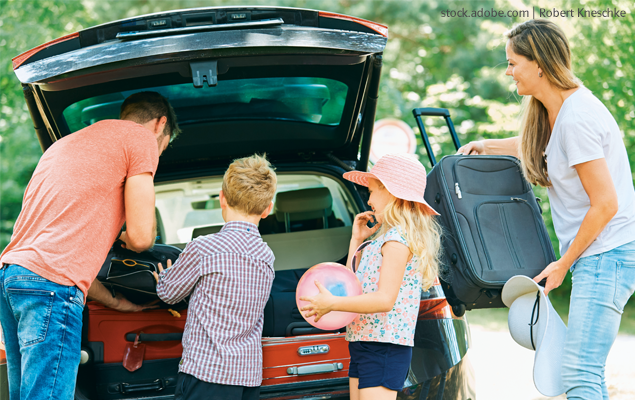 Grundschul-Blog-Unterrichten-Diagnostik_Sommerferien Eine Familie packt ihre Taschen in den Kofferaum eines Autos