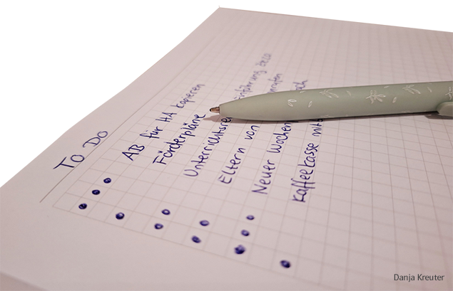 Foto einer hangeschriebenen To-Do-Liste mit Prioritäten und einem Stift