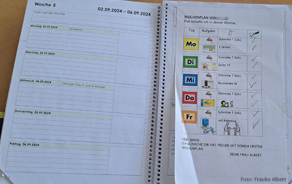 Lerntagebuch Innenseite mit eingeklebtem Wochenplan