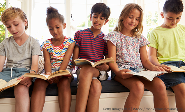 5 Kinder sitzen nebeneinander und lesen in Büchern