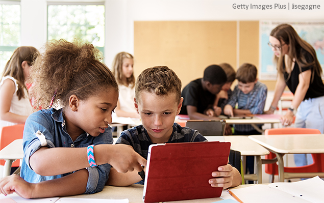 Grundschul-Blog-Unterrichten-Medienbildung-Kinder-Tablet-digital-Unterricht Foto: Kinder im Klassenraum, digitaler Unterricht mit Tablet