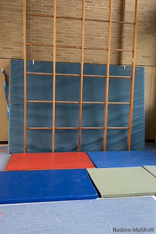 Grundschul-Blog-Unterrichten-Sport-Turnen-Gletscherspalte1 Turnhalle Grundschule Turnen Station Gletscherspalte von der Seite
