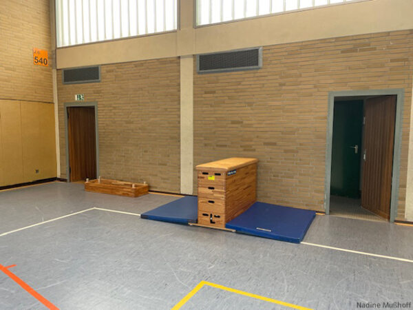 Grundschul-Blog-Unterrichten-Sport-Turnen-Kasten Turnhalle Grundschule Turnen Station Kasten überwinden
