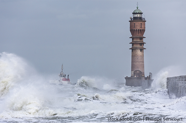 Foto Sturm an Küste, Leuchtturm, Boot und hohe Wellen
