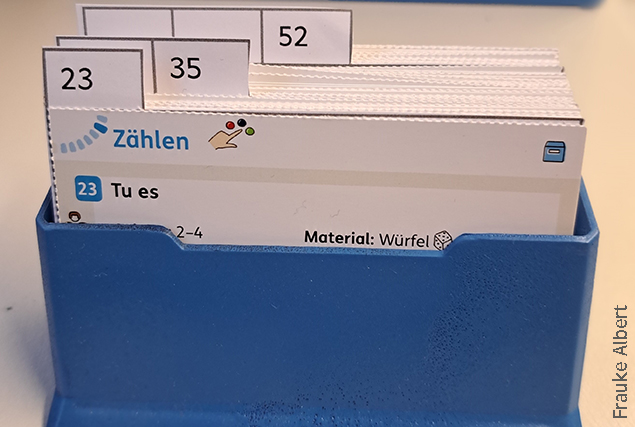 Grundschul-Blog-Unterrichten-Mathematik-Matherad-Bild1-Visitenkartenhalter Foto Matherad Visitenkartenhalter blau