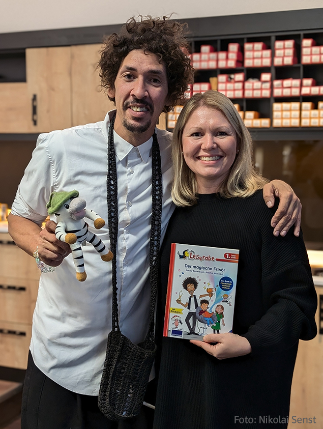 Grundschul-Blog-Vorlesetag-Vorlesefriseur-Danny-Beuerbach-Senja-Senst Foto Vorlesefriseur Danny Beuerbach und Sonja Senst