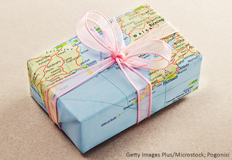 Geschenk mit Geschenkpapier Weltkarte eingepackt