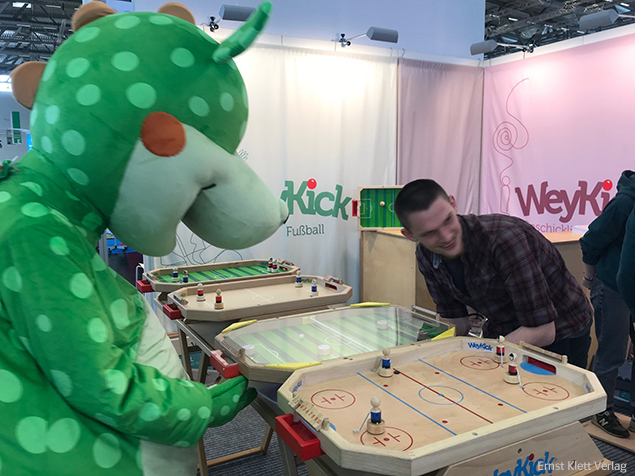 didacta 2026 Niko beim Kickern