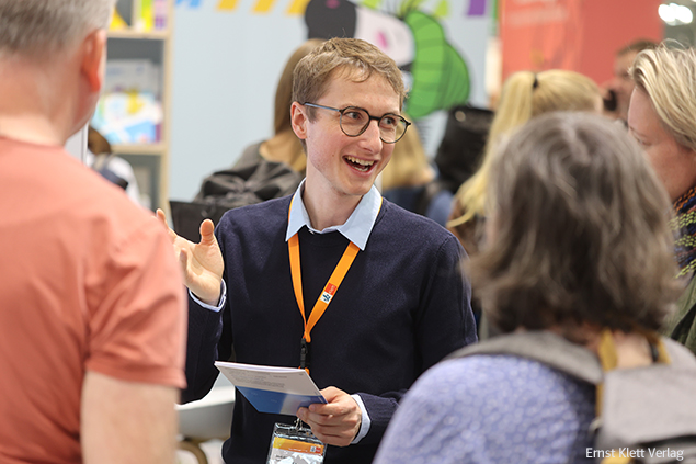 didacta 2026 Mitarbeiter berät auf Messestand