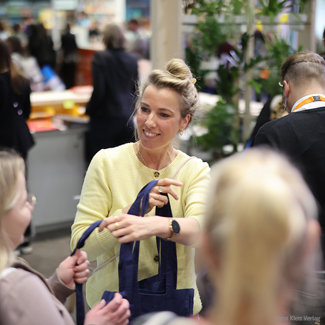 didacta 2026 Vanessa Thiel Beutelaktion am Klett-Stand