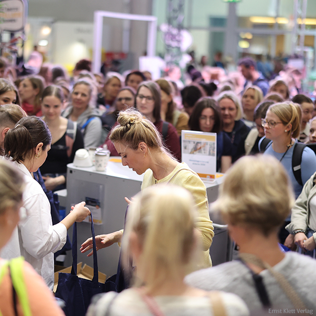 didacta 2026 Vanessa Thiel Beutelaktion am Klett-Stand, Menschenmenge