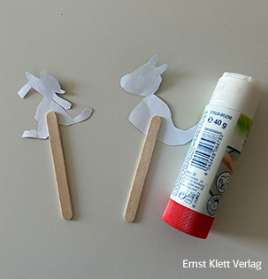 Niko und Hugo an Holzstäbchen befestigen