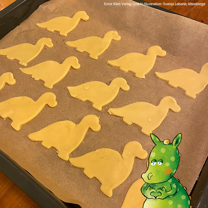 Plätzchenbacken Dino Kekse Teig auf Blech